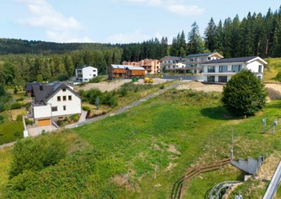 Okolní zástavba v Lipně nad Vltavou z výšky