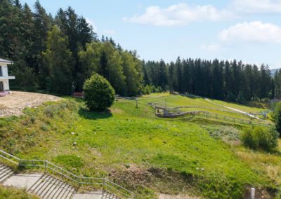 Svažitý pozemek projektu v Lipně nad Vltavou